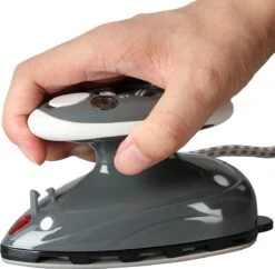 Jago - Mini Strijkijzer - Reisstrijkijzer - Stoomstrijkijzer - Droog En Stoom Strijken - Strijkijzer Met Stoomgenerator - Grijs 19 Jago - Mini Strijkijzer - Reisstrijkijzer - Stoomstrijkijzer - Droog En Stoom Strijken - Strijkijzer Met Stoomgenerator - Grijs -Reinigingsapparaten Winkel 1200x1176 6