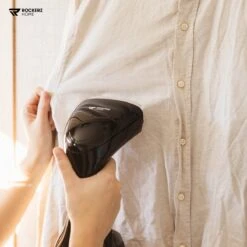 Kledingstomer - Handstomer - Stoomreiniger - Stomer - Inclusief Opzetborstel En Maatbeker - Groot Waterreservoir (300 Ml) - Snel Opgewarmd (30 Sec) - 3 Standen - 1500W - Merk: Rockerz Home - Kleur: Zwart -Reinigingsapparaten Winkel 1200x1200 1071