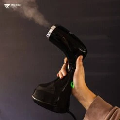 Kledingstomer - Handstomer - Stoomreiniger - Stomer - Inclusief Opzetborstel En Maatbeker - Groot Waterreservoir (300 Ml) - Snel Opgewarmd (30 Sec) - 3 Standen - 1500W - Merk: Rockerz Home - Kleur: Zwart -Reinigingsapparaten Winkel 1200x1200 1075