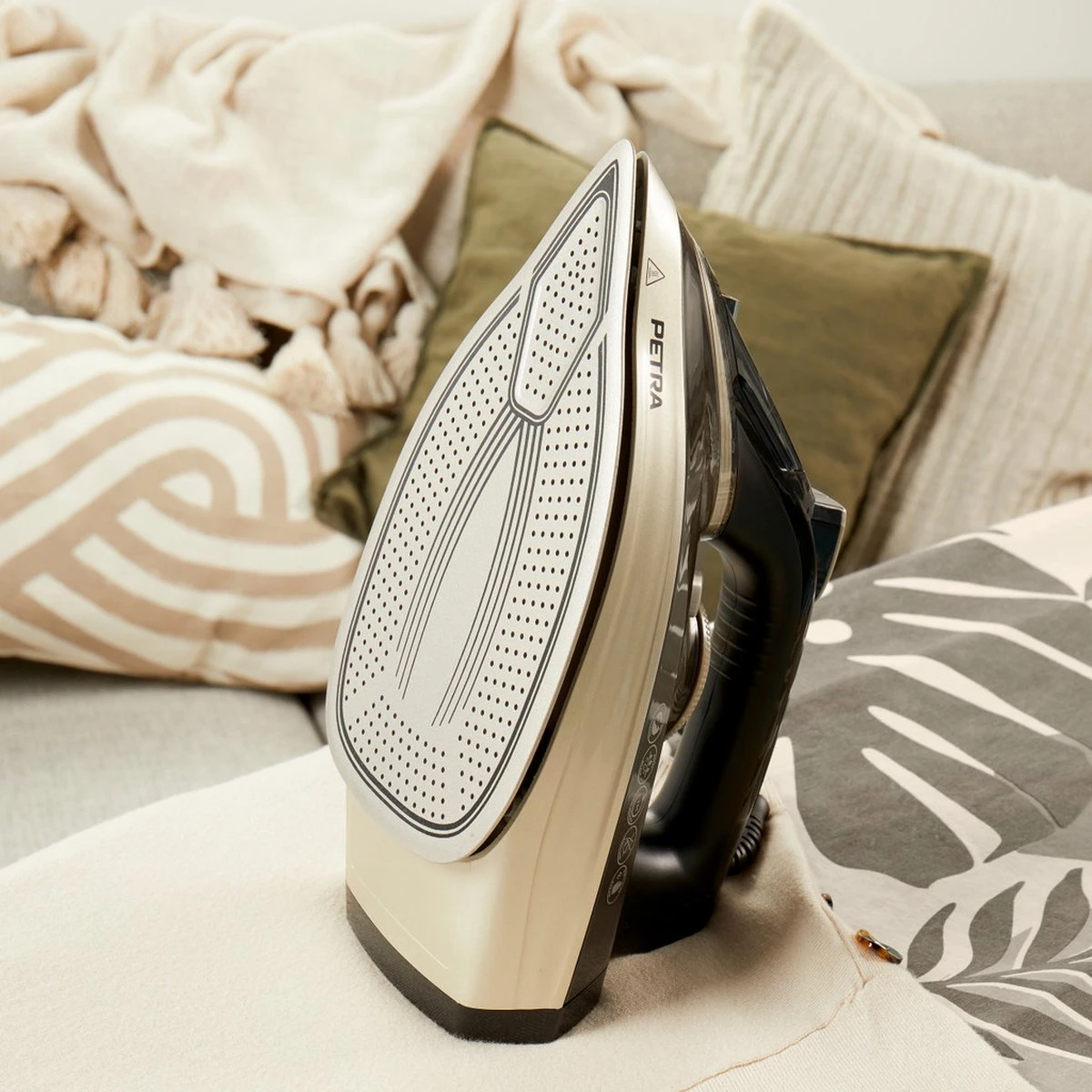Petra Stoomstrijkijzer Met Dubbele Keramische Zoolplaat - 300ml Waterreservoir - 3100W 9 Petra Stoomstrijkijzer Met Dubbele Keramische Zoolplaat - 300ml Waterreservoir - 3100W - Afbeelding 7