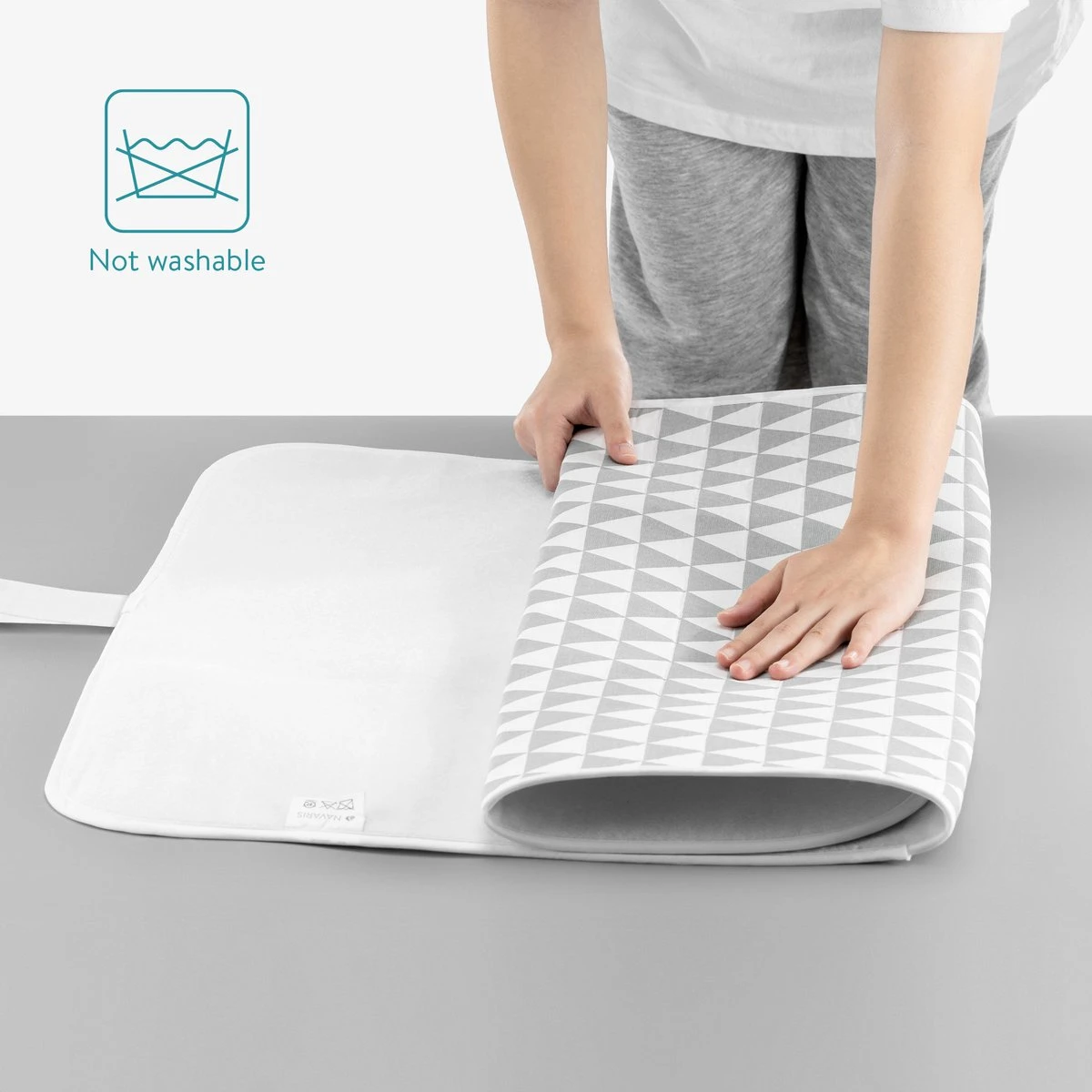 Navaris Opvouwbare Tafelblad Strijkmat - Met Verstelbare Banden - Strijkoppervlak Hoes Voor Thuis Of Op Reis 100 Cm X 60 Cm 5 Navaris Opvouwbare Tafelblad Strijkmat - Met Verstelbare Banden - Strijkoppervlak Hoes Voor Thuis Of Op Reis 100 Cm X 60 Cm - Afbeelding 3