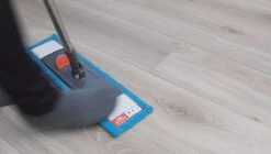 Nordic Stream Vloerwisser - Microvezel Dweil Met Steel - Quick Click Systeem - Douche - Badkamer - 46cm Wisbreedte -Reinigingsapparaten Winkel 1200x681