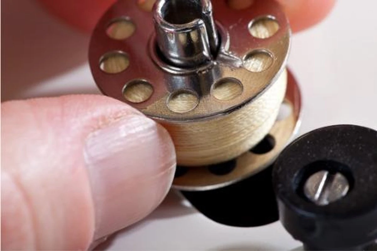 3BMT Naaimachine 12 Spoeltjes - Met Garen - Diverse Kleuren - Universeel 9 3BMT Naaimachine 12 Spoeltjes - Met Garen - Diverse Kleuren - Universeel - Afbeelding 7