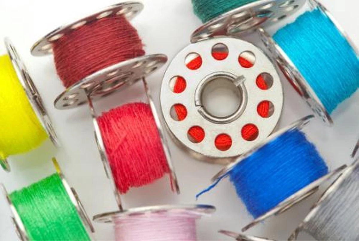 3BMT Naaimachine 12 Spoeltjes - Met Garen - Diverse Kleuren - Universeel 11 3BMT Naaimachine 12 Spoeltjes - Met Garen - Diverse Kleuren - Universeel - Afbeelding 9