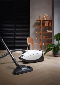 Miele Complete C3 Silence EcoLine - Stofzuiger Met Zak - Lotuswit -Reinigingsapparaten Winkel 842x1200 1